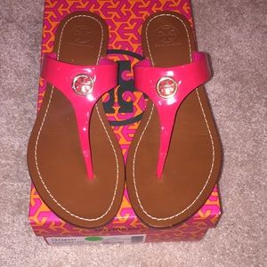 Tory Burch Cameron thong sandal. Flip-pink.